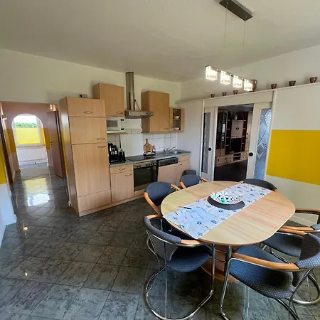 Hennig Kaiserstrasse 24 *